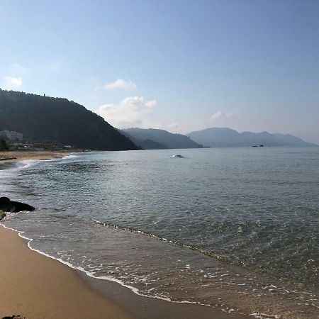 Seafront Calista Beach House With Garden Гліфада Екстер'єр фото