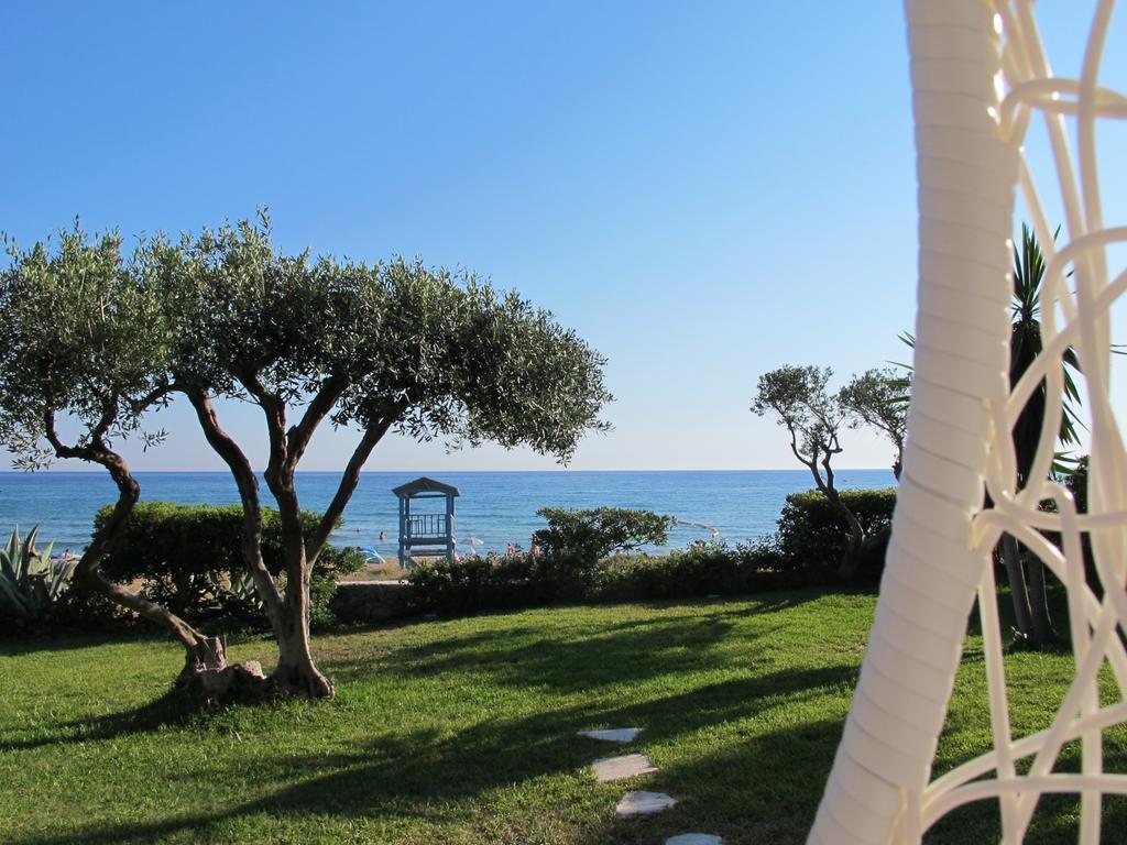 Seafront Calista Beach House With Garden Гліфада Екстер'єр фото