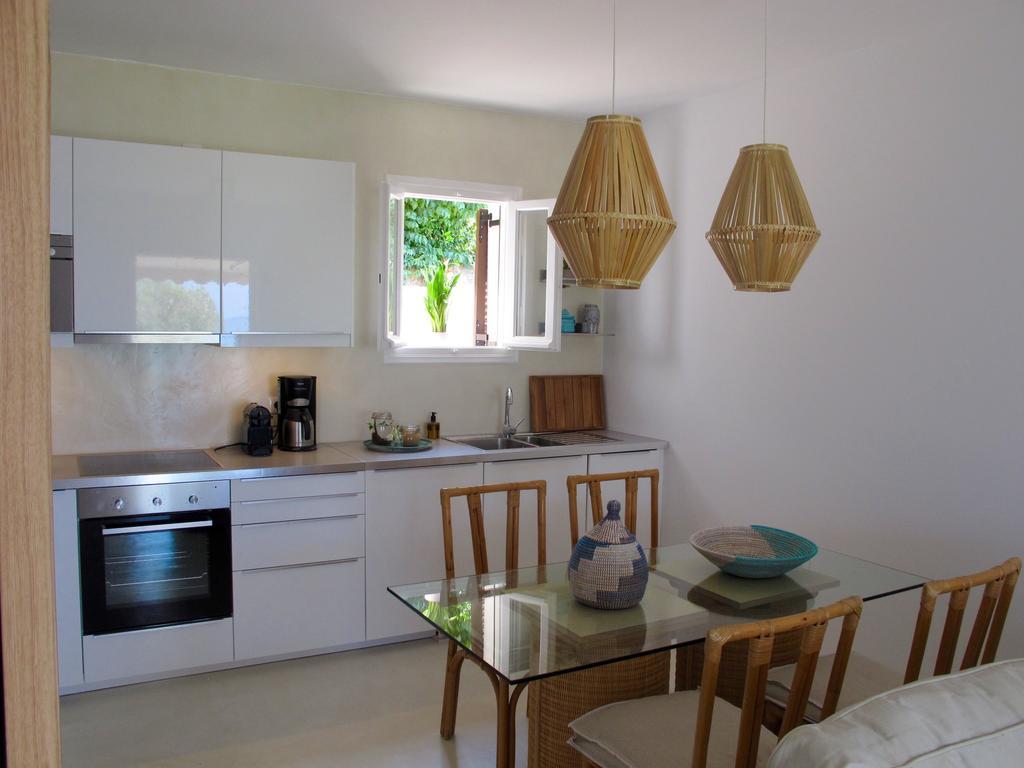 Seafront Calista Beach House With Garden Гліфада Екстер'єр фото