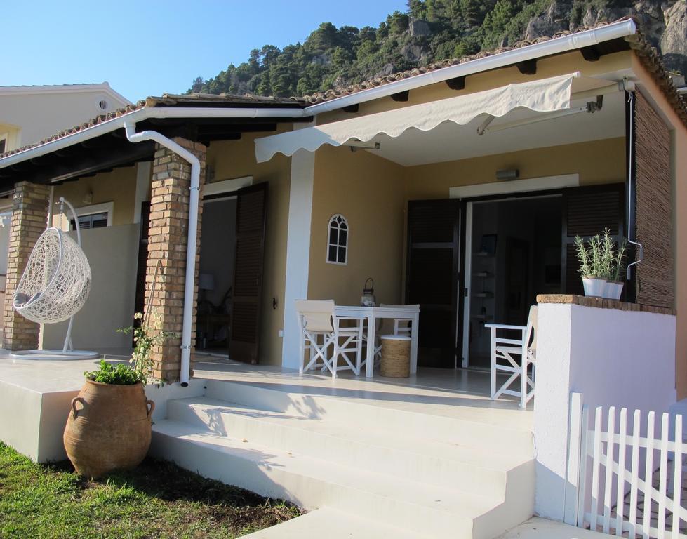 Seafront Calista Beach House With Garden Гліфада Екстер'єр фото