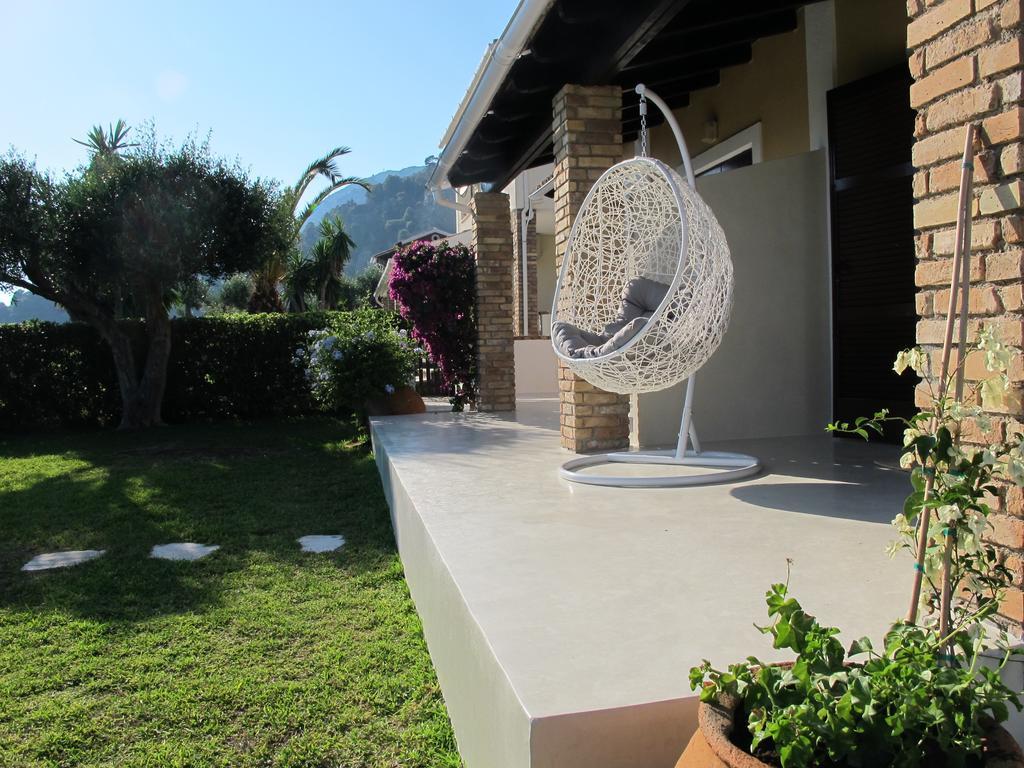 Seafront Calista Beach House With Garden Гліфада Екстер'єр фото